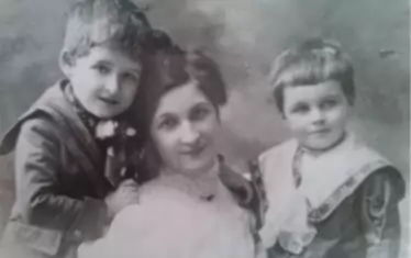 Съпругата на езиковеда - Сабинка, с двама от синовете си - Любен и Добрин.