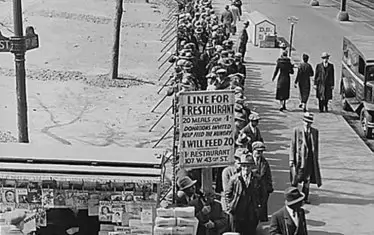 Опашка за храна по време на Великата депресия в САЩ. Подобни сцени карат Кейнс да преобърне икономическите представи. 