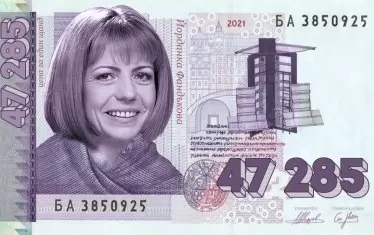 В социалните мрежи вече се появиха и колажи, свързани с баснословната цена на новите сергии на "Славейков". 