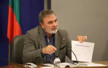  "Ако сме казали, че заведенията трябва да работят на 50%, а те работят на 150 и сега кажем на 30, това какво ще промени?", пита доц. Ангел Кунчев.