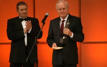 Преводачът и поет получава почетна награда "Аскеер" от основателя на едноименната фондация Милен Миланов.