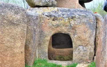  Поглед към входа на долмена до с. Хлябово