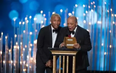 Музикантите Фарел Уилямс и Куинси Джоунс, които връчиха презаслужения "Оскар" за музика на Енио Мориконе, са сред малкото чернокожи на сцената през 2016-а - годината на хаштага #OscarsSoWhite.