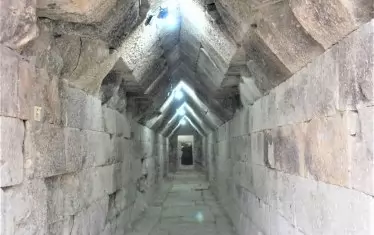  Дромосът (коридорът) на тракийската гробница до с. Мезек