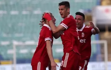  Националът Ивайло Чочев (в средата) се радва неистово на попадението си срещу "Локомотив" (Пд).