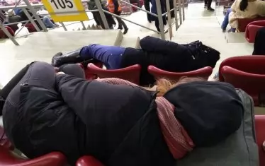 Членове на СИК се опитваха да спят по седалките в "Арена Армеец".