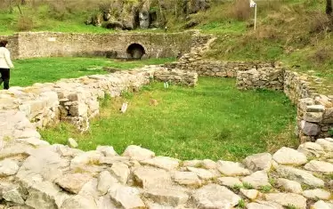  Останки от Светилището на нимфите и Афродита до с. Каснаково