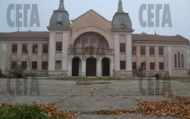 Сградата е истинско бижу. Така изглеждаше тя през 2014 г., когато бабешкия хор пя пред Лиляна Паволва.