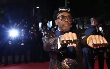 Спайк Лий, голямото режисьорско име сред афроамериканците, спечели "Оскар" трийсет години след пробива си "Прави каквото трябва".