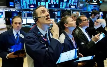 Борсите, които за час могат да превърнат човек в много богат и обратно, са не просто еманация на капитализма и неговата свобода. Те са огледало на пътя, изминат от индивидуализма - някога човек се е надявал на спокойствие на другия свят, засрамен от греховете си; днес, неспиран от нищо,  рискува всичко в името на успеха на този свят.