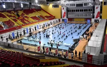 Ваксинация в спортна арена в Северна Македония - този тип сгради са идеални за подобни кампании, защото имат всичко необходимо за управление на големи потоци от хора.