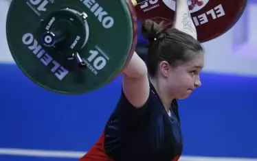 Мария-Магдалена Кирева прави опит в изхвърлянето по време на състезанието в кат. до 71 кг при жените на европейското първенство по вдигане на тежести в Москва.