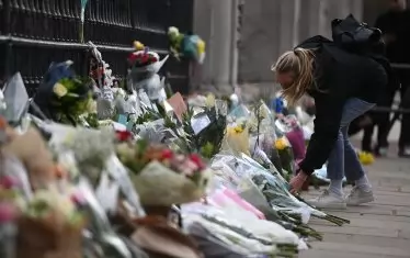 Цветя пред Бъкингамския дворец в памет на принц Филип. Знамената в цялата страна бяха спуснати наполовина, а камбаната на Уестминстърското абатство би 99 пъти в негова чест. В знак на уважение политическите партии спряха предизборните си кампании за предстоящите избори през май, а телевизионните канали отмениха планираните предавания, за да излъчат спомени за обичния в цяла Великобритания херцог на Единбург.