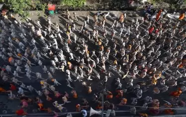 Милиони представители на различните индуистки секти се стичат към брега на Ганг в Харидвар за традиционното къпане на Кумбх мела.