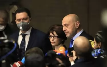 Даниел Митов (вляво), Десислава Атанасова и Томислав Дончев