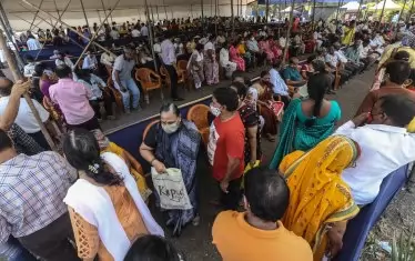Индия - най-големият производител на ваксини в света, сега трябва да насочи вниманието си към ускоряване на ваксинацията на собственото си население.