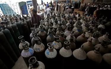 Център за зареждане на кислород в Бангалор - властите организираха спешни доставки по въздух и жп линии на цистерни с течен кислород.