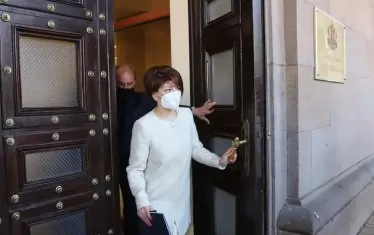  ГЕРБ поиска от Конституционния съд да обяви за противоконституционен наложения мораториум върху сделки и назначения. Съдът обаче няма много време за произнасяне - мораториумът е до назначаване на служебен кабинет. 