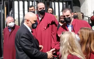 "Гордея се, че съм главен прокурор на България", обяви Гешев в края на протеста и получи бурни овации от подчинените си.