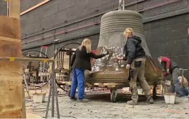 Работа на художниците на продукцията е направят камбаните, излети от лек материал, да изглеждат точно като старите, патинирани бронзови камбани на Нотр-дам. 