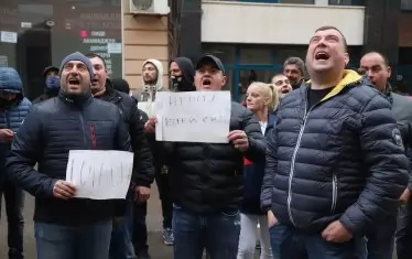  Червени младежи от Перник скандираха пред "Позитано" 20 "Оставка" за лидера Нинова.