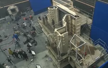 Филмовият декор пресъздава в подробности интериора на катедралата.