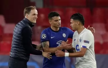 Мениджърът на "Челси" Томас Тухел (вляво) е спокоен и дружелюбен, след като лондончани елиминираха "Порто". По време на мача обаче той явно е показал непозната своя черта, от която се оплака треньорът на португалците Серджио Консейсао.