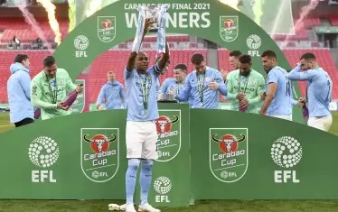  Капитанът на "Манчестър Сити" Фернандиньо вдига трофея в турнира за Купата на лигата, който той печели за шести път в кариерата си.