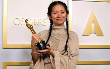 Китайката Клои Жао е най-добрият режисьор, а нейният "Земя на номади“ спечели за най-добър филм. 