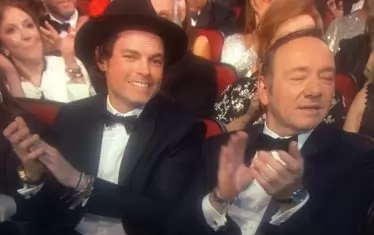 С партньора си Евън Лоуънстейн на наградите Златен глобус през 2016 г.