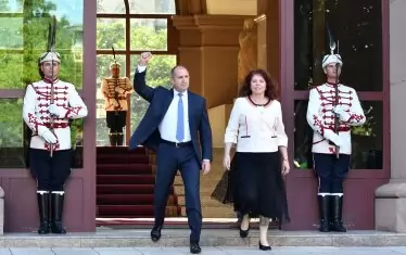  Историята се повтаря като фарс, показа президентът Румен Радев с вдигнатия юмрук, който наподобяваше образ от партизанското минало на България.