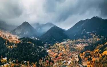 Това са част от снимките, включени в клипа. Видеото започва с изглед към язовир Кърджали, следват кадри от Мальовица, яз. Батак, Смолян, яз. Голям Беглик, Широка лъка, Пампорово, кулата Снежанка, Язовир „Въча“, прохода Печинко, Каварна. Виждат се още куполът на храма "Св. Ал. Невски" в София и море от слънчогледи.   