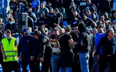 Веднага след попадението на Кайседо част от привържениците на "Левски" нахлуха на пистата, ядосани от трагичното представяне на тима си.