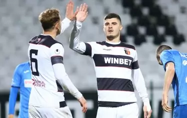  Кристиян Илич (вляво) току що е отбелязал попадението срещу "Левски" и споделя радостта си със своя съотборник Георги Минчев.