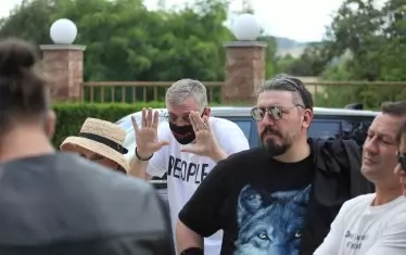 Снимки по време на пандемия - режисьорът дава напътствия на актьорите с маска.