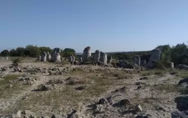 Някои оприличават Побитите камъни на светилището Стоунхендж в Англия.