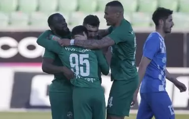 Клаудиу Кешерю (третият от ляво на дясно) е в прегръдките на съотборниците си след отбелязаната дузпа срещу "Монтана".