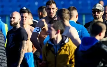 Нервите на привържениците на "Левски" не издържаха и в първия възможен момент, в който те имаха възможност да са на трибуните - дербито срещу "ЦСКА-София", феновете накараха футболистите да си съблекат фланелките. Това бе продиктувано, разбира се, и от загубата в дербито, гарнирана със слаба игра.