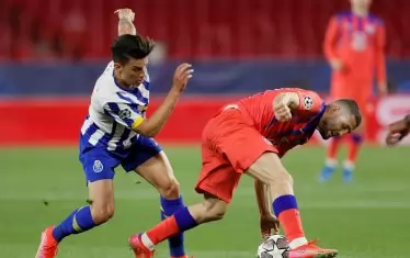 Хърватският халф на "Челси" Матео Ковачич (вдясно) пази топката от колумбиеца Матеус Урибе ("Порто") по време на 1/4-финала, който се игра в Севиля.