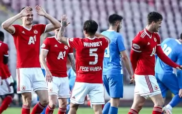  195-сантиметровият нидерландец Мено Кох (вляво) получава поздравления за първия си гол с екипа на "ЦСКА-София", с който откри резултата срещу "Монтана".