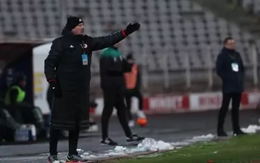 Добре опакованият срещу студа Любослав Пенев дава наставления край тъчлинията.