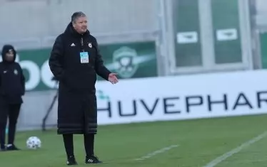  Любослав Пенев подвиква на играчите си по време на двубоя в Разград.