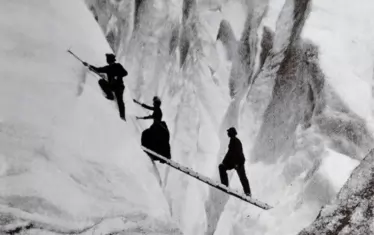 Викторианските рокли не са чак толкова невиждана гледка в Алпите.