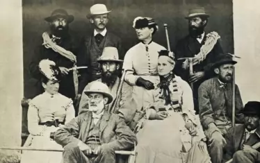 Луси - жената на най-задната редица, със семейството си.