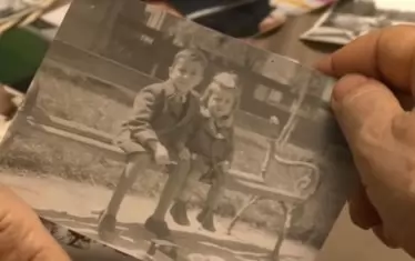 Със сестра си Олга - по-късно музикант, музикален критик и писател.