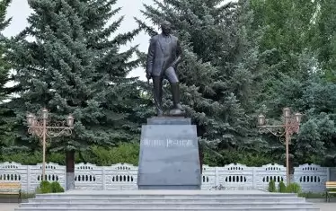 Паметникът на Согомон Тейлирян в Армения с пистолет в дясната ръка. Издигнат е през 2015 г. в община Маралик .