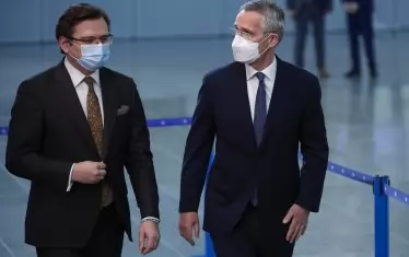  Генералният секретар на НАТО Йенс Столтенберг (вдясно) прие на 13 април в Брюксел външния министър на Украйна Дмитро Кулеба, който поиска подкрепа от Алианса срещу руската военна заплаха.