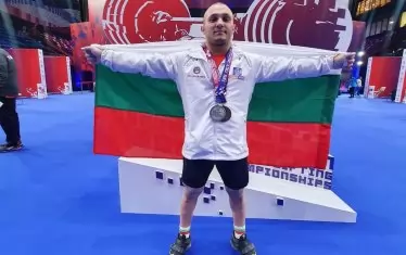 Дебютантът Валентин Генчев празнува с трибагреника в ръце бронзовия си медал от Евро `21.