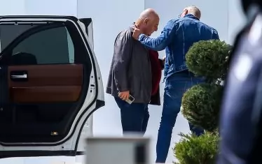 На заседанието се появи и членът на Изпълкома Венцеслав Стефанов, за когото се появи информация, че вчера е приет в болница. "Добре съм, не се радвайте", обяви той на излизане.