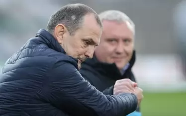 Завърналият се на треньорския пост в "Славия" Златомир Загорчич (на преден план) поздравява преди мача колегата си от "Арда" Николай Киров.